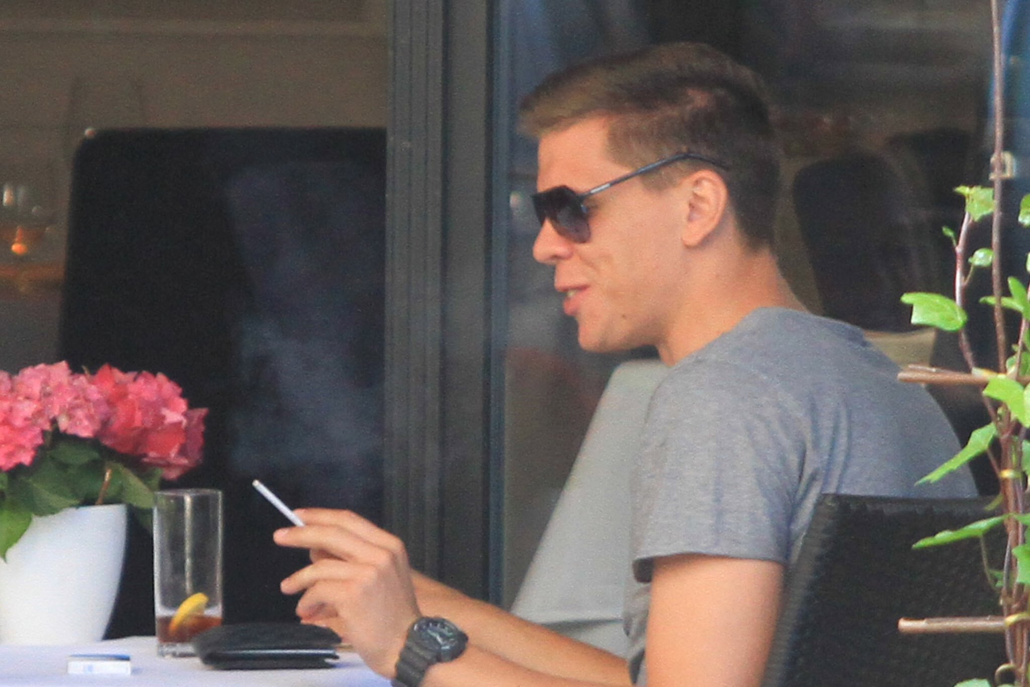 Szczęsny pali papierosa w restauracji