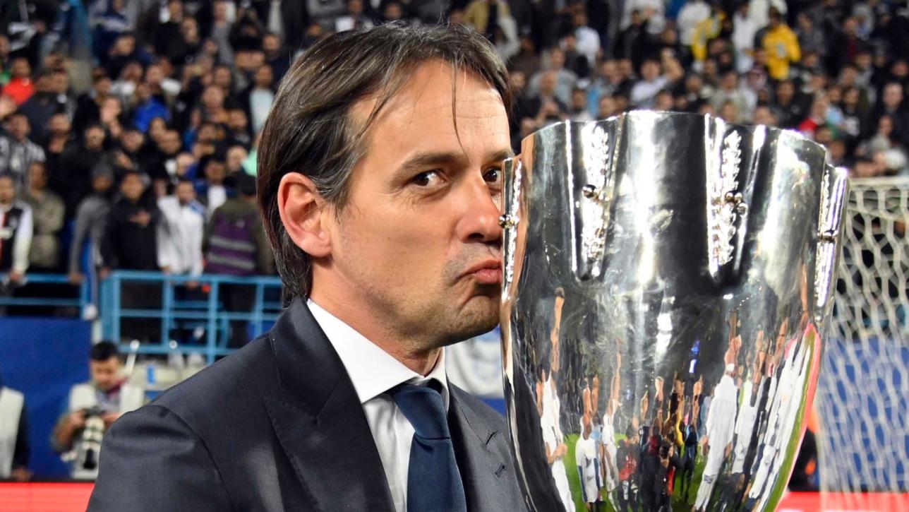 Simone Inzaghi z pucharem