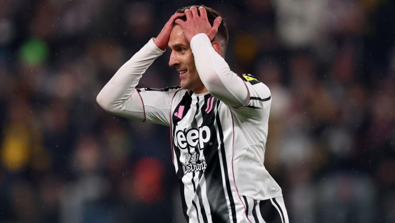 Arkadiusz Milik łapie się za głowe